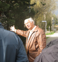 Siegfried Kreusch bei einer Osterführung durch Mölkau.
